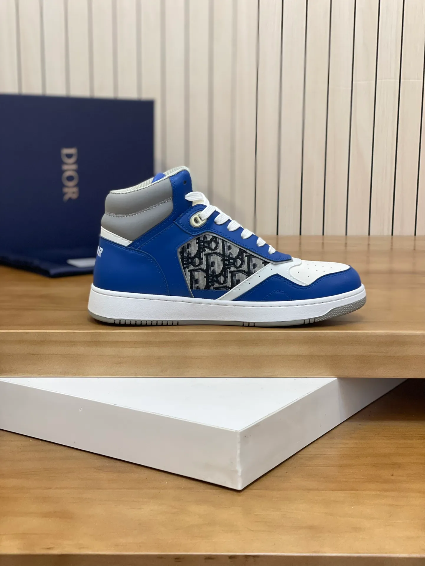 Men's shoes: 💰P460¥ Product trademark: Dior* "Dior*" high-top casual shoes Regular size: 38-44 (can be customized to 45.46) Product materials: Upper imported cowhide stitched with original fabric, breathable lining, original outsole. Number: 1006